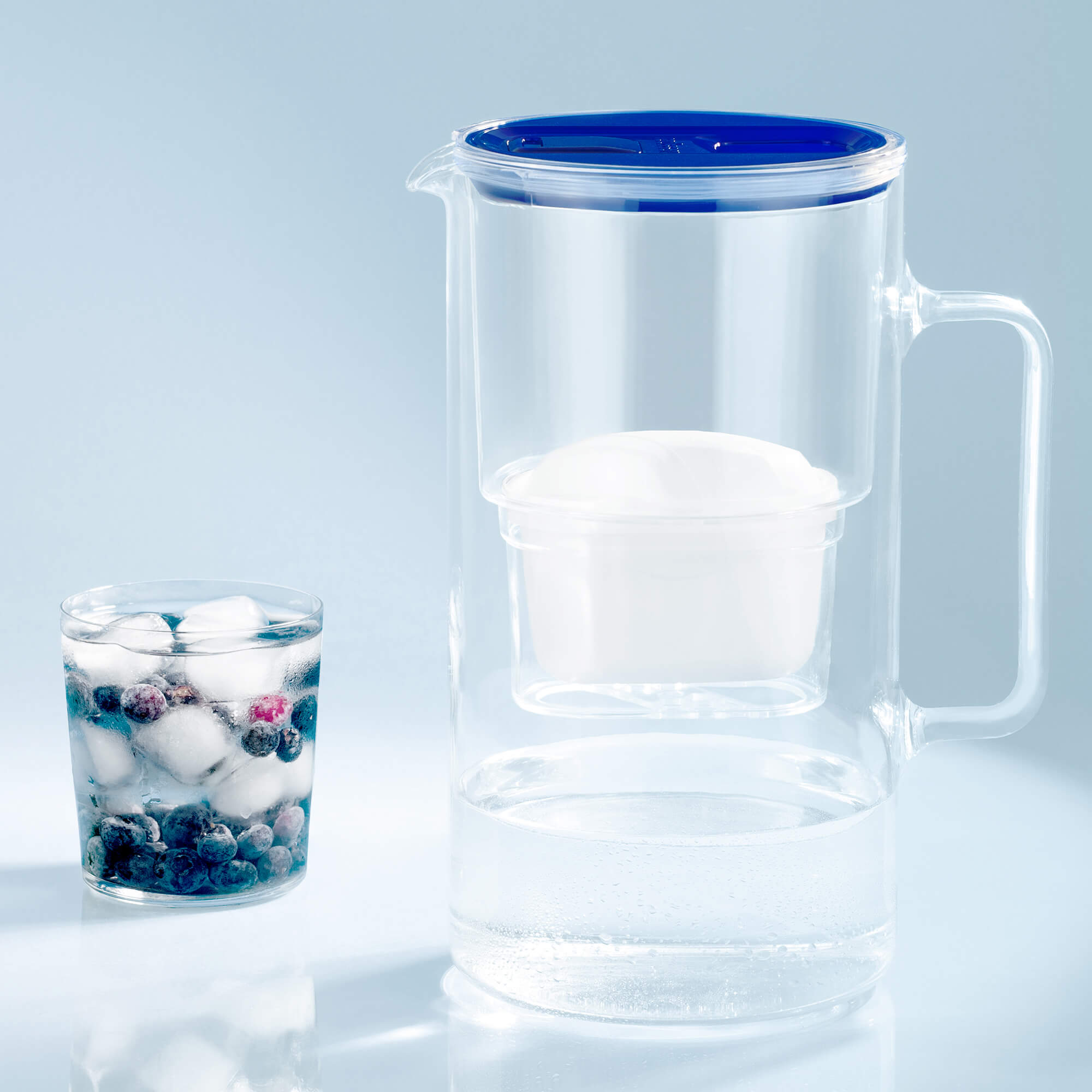 Prezentacja dzbanka szklanego Wessper D2 Borosilicate futureflow na niebieskim tle